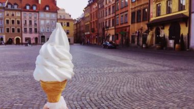 Avrupa 'nın Eski Kenti' nde yiyecek, seyahat ve gezi konsepti olarak dondurma külahı