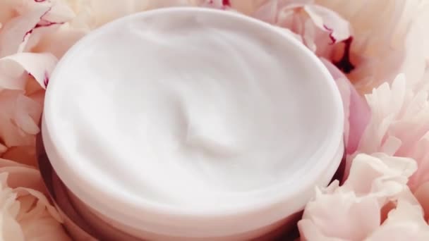 Biologische gezichtscrème pot en pioenroos bloemen, schone vochtinbrengende crème als huidverzorging routine voor luxe cosmetische, beauty product en huidverzorgingsmerk — Stockvideo