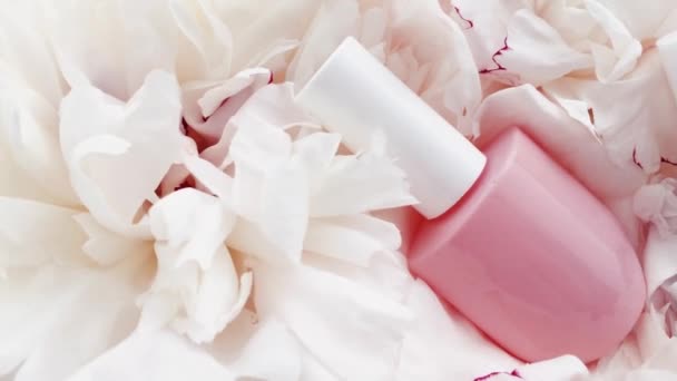 Pastel unha polonês garrafas e flores de peônia, manicure e pedicure definido para cosméticos de luxo, produto de unha polonês e marca de beleza — Vídeo de Stock