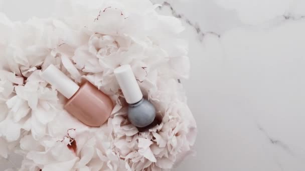 Neutrala nagellack flaskor och pion blommor, manikyr och pedikyr set för lyxig kosmetika, nagellack produkt och skönhet varumärke — Stockvideo