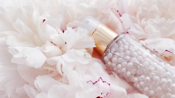 Make-up base en parelprimer in granulaat met pioenachtige bloemen, gelemulsie als huidverzorgingsroutine voor luxe cosmetica, beauty product en huidverzorgingsmerk — Stockvideo