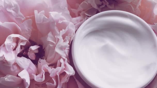 Минеральный крем для лица банка и пионы цветы, чистый увлажняющий крем в качестве рутины по уходу за кожей для роскошных косметических, косметических продуктов и кожей бренда — стоковое видео
