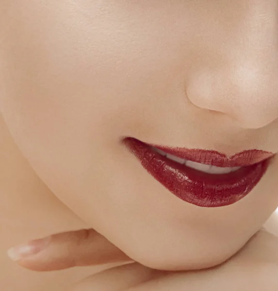Beleza rosto close-up de mulher jovem, cabelo loiro e maquiagem chique para a marca de cuidados com a pele e cabelo — Fotografia de Stock