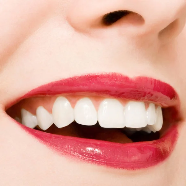 Sonrisa perfecta y dientes naturales blancos sanos, sonrisa feliz para dental y belleza —  Fotos de Stock