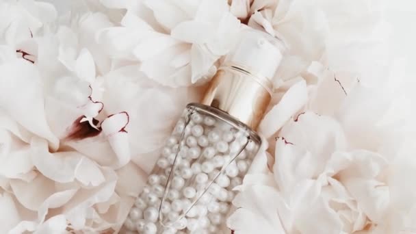 Amorce perle et base de maquillage en granulés avec des fleurs de pivoine, émulsion gel visage comme routine de soins de la peau pour les cosmétiques de luxe, produits de beauté et marque de soins de la peau — Video