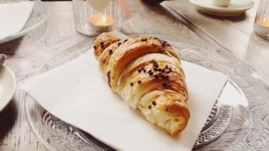 Kafede kapuçino ve çikolatalı kruvasan, kahvaltıda kahve ve pasta tatlısı, yemek ve pişmiş yiyecekler.