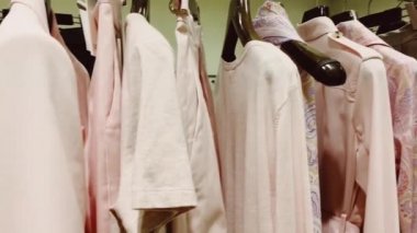 Butik mağazasında şık kıyafetler, modern mağaza içi, lüks alışveriş ve moda koleksiyonu.