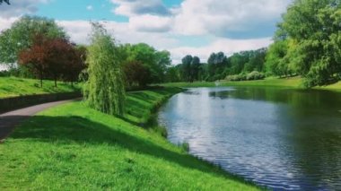 Göl manzarası, yeşil ağaçlar ve mavi gökyüzü doğa, manzara ve doğal çevre olarak