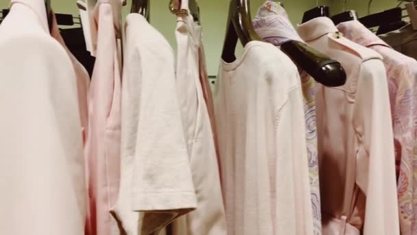 Stylové oblečení v butikovém obchodě, moderní interiér obchodu, luxusní nakupování a módní kolekce — Stock video