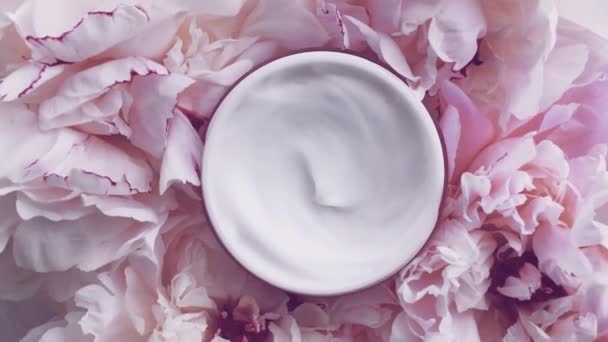 Crema minerale per il viso barattolo e fiori di peonia, idratante pulito come routine di cura della pelle per cosmetici di lusso, prodotti di bellezza e marca di cura della pelle — Video Stock