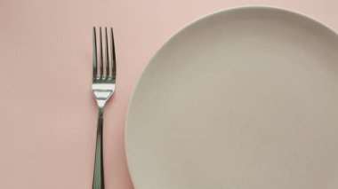 Bej masa seti, boş tabak ve sofra takımı lüks yemek, düğün ya da doğum günü kutlaması için.