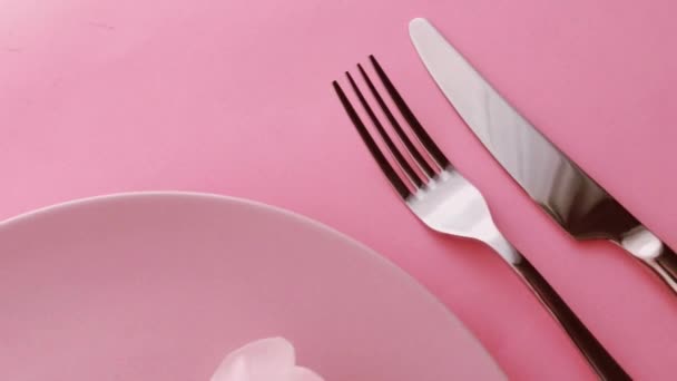 Ajuste de mesa rosa con flores de peonía en plato y cubiertos para una cena de lujo, una boda o una celebración de cumpleaños — Vídeos de Stock