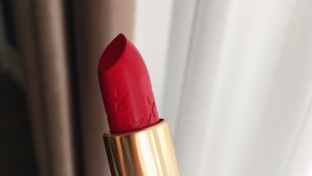 Batom vermelho em tubo dourado como produto cosmético de luxo, maquiagem e beleza — Vídeo de Stock