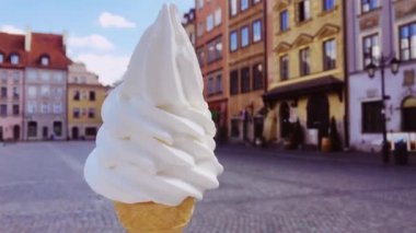 Avrupa 'nın Eski Kenti' nde yiyecek, seyahat ve gezi konsepti olarak dondurma külahı
