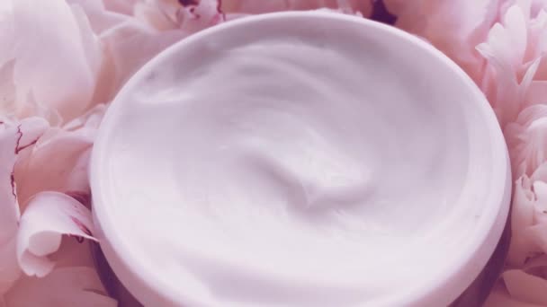 Crema minerale per il viso barattolo e fiori di peonia, idratante pulito come routine di cura della pelle per cosmetici di lusso, prodotti di bellezza e marca di cura della pelle — Video Stock