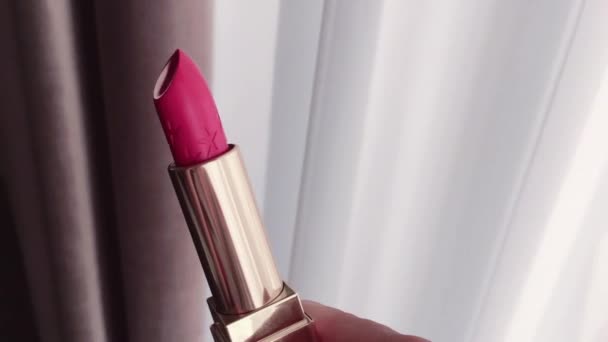 Roze lippenstift in gouden buis als luxe cosmetisch product, make-up en schoonheid — Stockvideo