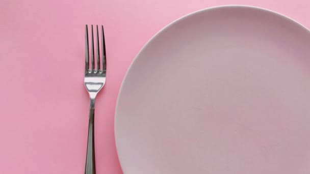 Ajuste de mesa rosa, plato vacío y cubiertos para una cena de lujo, una boda o una celebración de cumpleaños — Vídeos de Stock