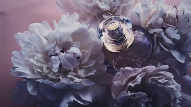 Lila Parfümflasche mit Pfingstrosenblüten, schicker Duftduft als Luxus-Kosmetik-, Mode- und Schönheitsprodukt Hintergrund — Stockvideo