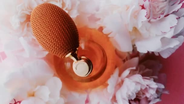 Şakayık çiçekli güveç parfüm şişesi lüks kozmetik, moda ve güzellik ürünleri arka planında şık bir koku. — Stok video