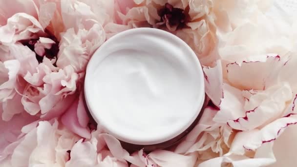 Bio-Gesichtscreme Glas und Pfingstrosen Blumen, saubere Feuchtigkeitscreme als Hautpflege Routine für Luxus-Kosmetik, Beauty-Produkt und Hautpflege Marke — Stockvideo