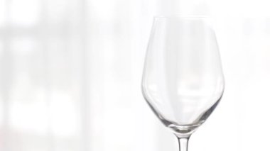 Kapalı mekanda boş şarap kadehi, bayram içeceği ve aperatifi için şarap kadehi, oenoloji ve ziraat için arka plan.