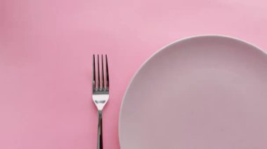 Pembe masa takımı, boş tabak ve sofra takımı. Lüks yemek, düğün ya da doğum günü kutlaması için.