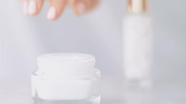 Sağlıklı cilt, kadın ve cilt bakım ürünleri, organik kozmetik ürünleri ve lüks güzellik markası için nemlendirici krem ya da vücut losyonu kullanan kadın eli.