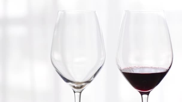 Romantický nápoj pro dva, sklenice červeného vína v interiéru na degustační akci, sváteční nápoj a aperitiv jako zázemí pro enologii a vinařství značky — Stock video