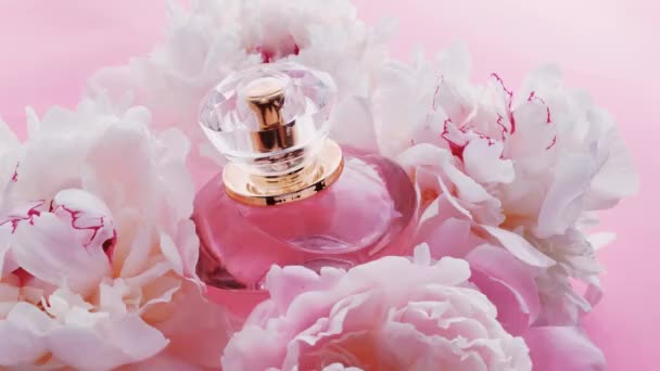 Rózsaszín parfüm palack bazsarózsa virágok, elegáns illat, mint a luxus kozmetikai, divat és szépség termék háttér — Stock videók