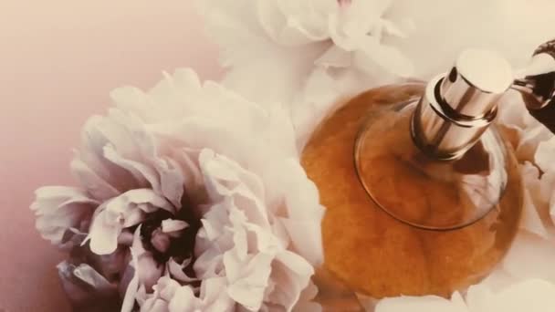 Flacon de parfum vintage avec des fleurs pivoines, parfum chic comme fond cosmétique de luxe, mode rétro et produit de beauté — Video