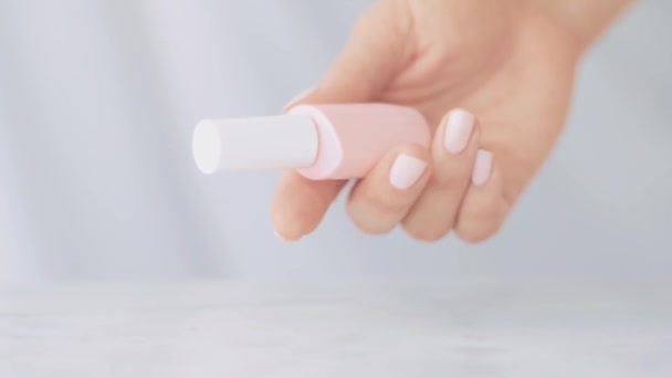 Сцена с натуральной красотой, женские руки и бутылки для ногтей для французского маникюра, красочный пастельный лак для ногтей на мраморном столе, косметический бренд — стоковое видео