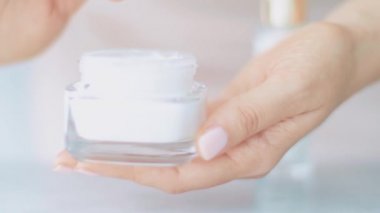 Sağlıklı cilt, kadın ve cilt bakım ürünleri, organik kozmetik ürünleri ve lüks güzellik markası için nemlendirici krem ya da vücut losyonu kullanan kadın eli.