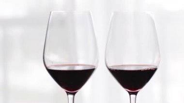 İki kişilik romantik içki, şarap tatma etkinliğinde kapalı mekanda bir kadeh kırmızı şarap, tatil içeceği ve arkaplan olarak arkaplan olarak aperatif.