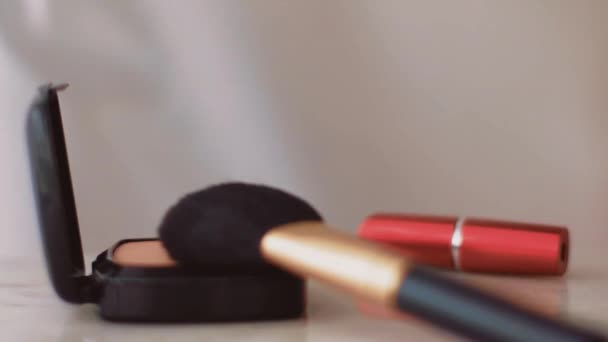 Productos de maquillaje elegantes en mesa de mármol, polvo, lápiz labial y pincel como fondo para la marca de cosméticos y belleza — Vídeo de stock