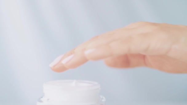 Producto de cuidado de la piel en el spa, frasco de crema facial o de manos para una rutina de cuidado de la piel saludable, cosmética orgánica y marca de belleza — Vídeo de stock