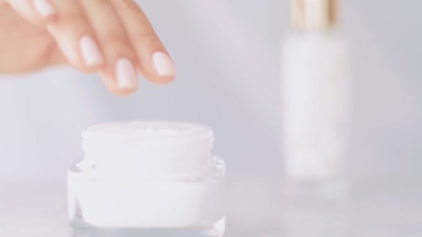 Προϊόν περιποίησης σε spa, βαζάκι προσώπου ή κρέμας χεριών για υγιεινή περιποίηση δέρματος ρουτίνας, βιολογικό καλλυντικό και εμπορικό σήμα ομορφιάς — Αρχείο Βίντεο