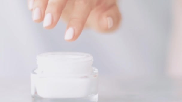 Mano femenina que aplica crema hidratante o loción corporal para una piel sana, mujer y su rutina de cuidado de la piel, producto cosmético orgánico y marca de belleza de lujo — Vídeos de Stock