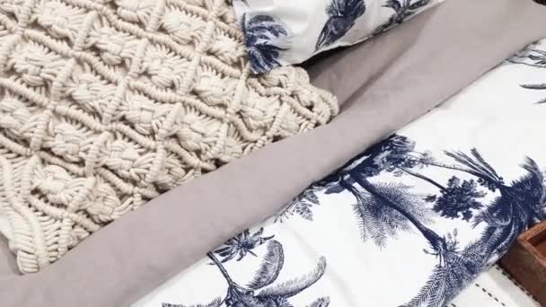 Ágynemű készlet és párnák king size ágy trópusi motívummal, mint otthoni dekoráció a hálószobában, luxus belsőépítészet és bútorok — Stock videók
