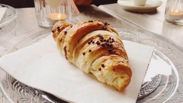 Cappuccino y croissant de chocolate en la cafetería, taza de café y postre de pastelería para el desayuno, alimentos y productos horneados — Vídeos de Stock