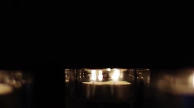 Geceleyin mum ışığı tatil arka planı ve lüks bokeh, soyut hareket ve ışıltılı röfle