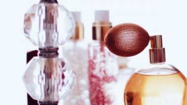 Kozmetik ve güzellik markaları için arka plan olarak lüks makyaj ürünleri, cilt bakımı, parfüm ve ruj seti