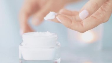Sağlıklı cilt bakımı için spa, yüz ya da el kremi kavanozu, organik kozmetik ürünleri ve güzellik markası