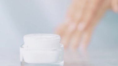 Sağlıklı cilt bakımı için spa, yüz ya da el kremi kavanozu, organik kozmetik ürünleri ve güzellik markası