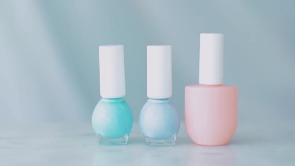 Pastelová kosmetická scéna, ženské ruce a nehtové láhve na francouzskou manikúru, barevný pastelový lak na nehty na mramorovém stole, make-up a kosmetická značka — Stock video