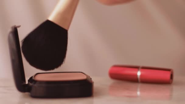 Elegantní make-up produkty na mramorovém stole, prášek, rtěnka a štětec jako pozadí pro kosmetické a kosmetické značky — Stock video