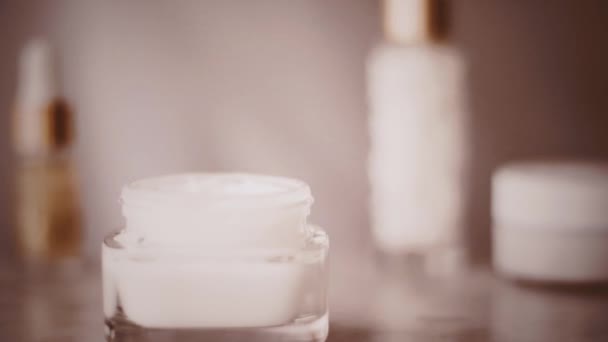 Frasco de creme facial para rotina de cuidados com o corpo saudável, produto de cuidados com a pele no spa vintage, cosméticos orgânicos e marca de beleza — Vídeo de Stock