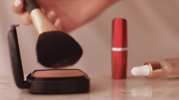 Produk rias apik pada meja marmer, bubuk, lipstik dan kuas sebagai latar belakang merek kosmetik dan kecantikan — Stok Video