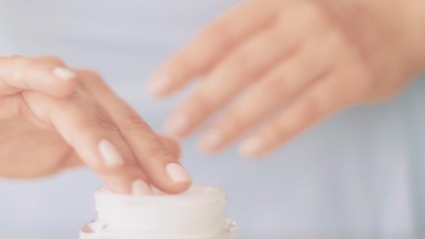 Натуральный увлажняющий крем для рук или лосьон для тела для здоровой кожи, органический косметический продукт и роскошный бренд красоты — стоковое видео