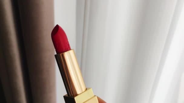 Lápiz labial rojo en tubo dorado como producto cosmético de lujo, maquillaje y belleza — Vídeos de Stock