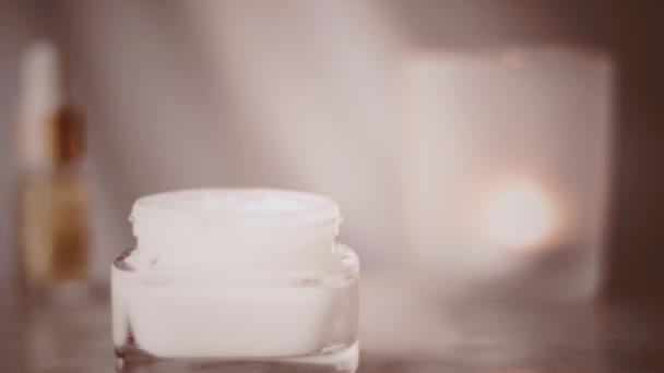 Pot à crème visage pour une routine de soins du corps saine, soin de la peau au spa vintage, marque de cosmétiques et de beauté bio — Video